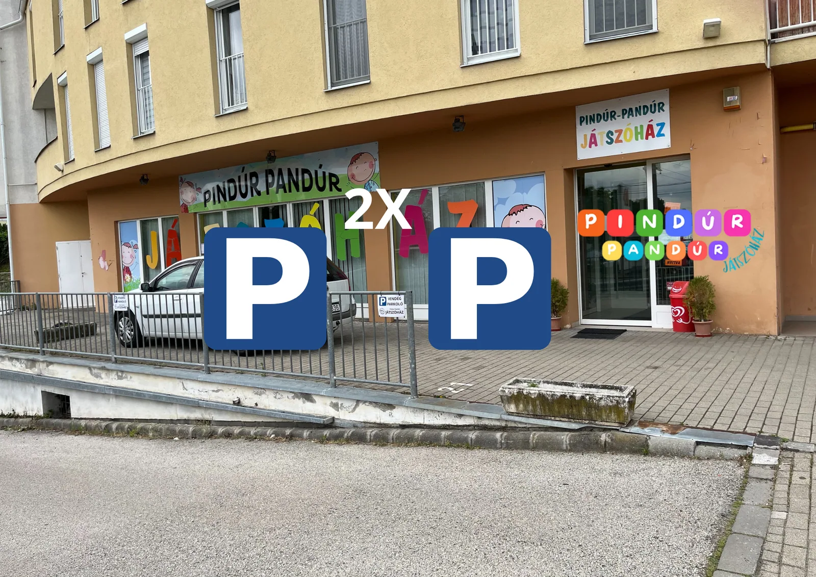 A Pindúr Pandúr Játszóház bejárata előtti vendégparkoló